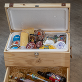 Baú Especial - 11 Queijos Artesanais + 2 Embutidos + Caixa Personalizada em Madeira